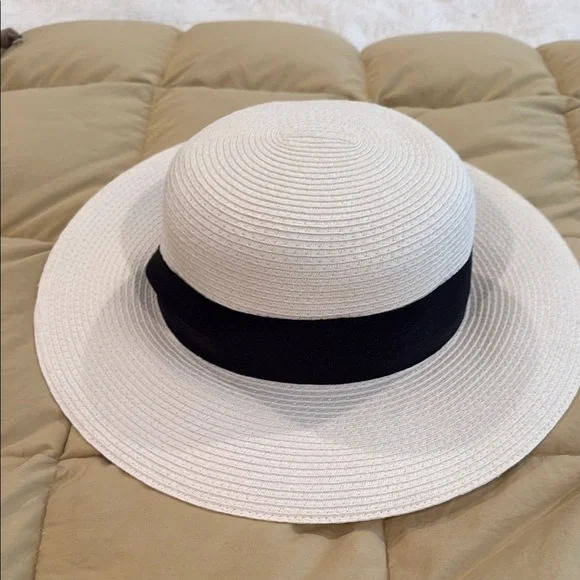 Tilley “Toyo” White and Black Wide Brim Sun Hat - Picture 1 of 5